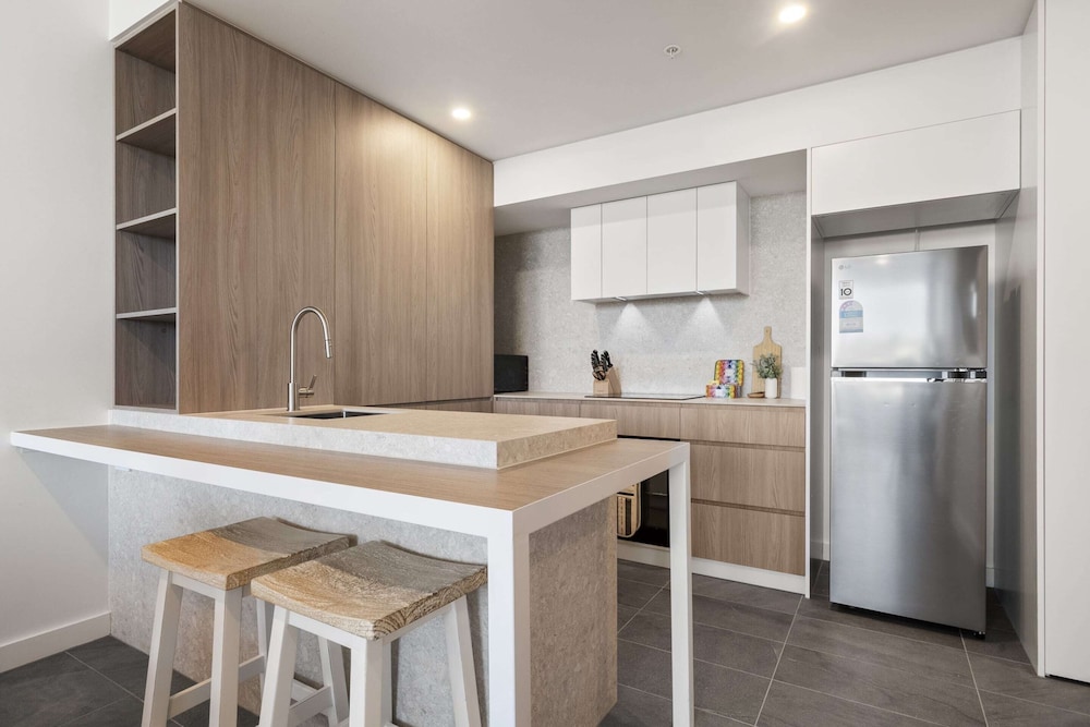 Modern 1-bed Apartment With Views in Fremantle