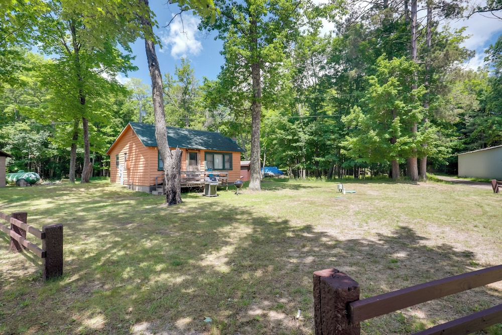 South Twin Lake Cabin w/ Dock, Steps to Water