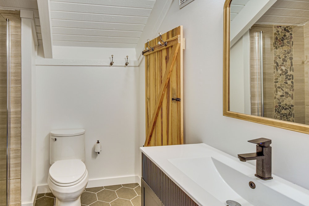 Newly Renovated: Pet-friendly Sapphire Retreat!
