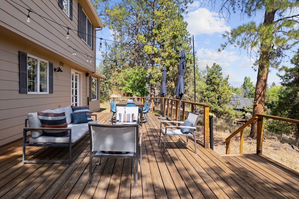Serenity On 6th 30 Day Minimum 4 Bedroom Home by RedAwning
