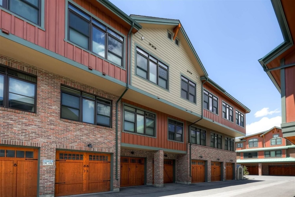 Boulevard Bend P2 3 Bedroom Condo by RedAwning