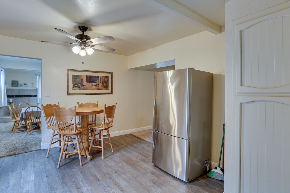 Charming Lakehead Cabin: Walk to Shasta Lake!
