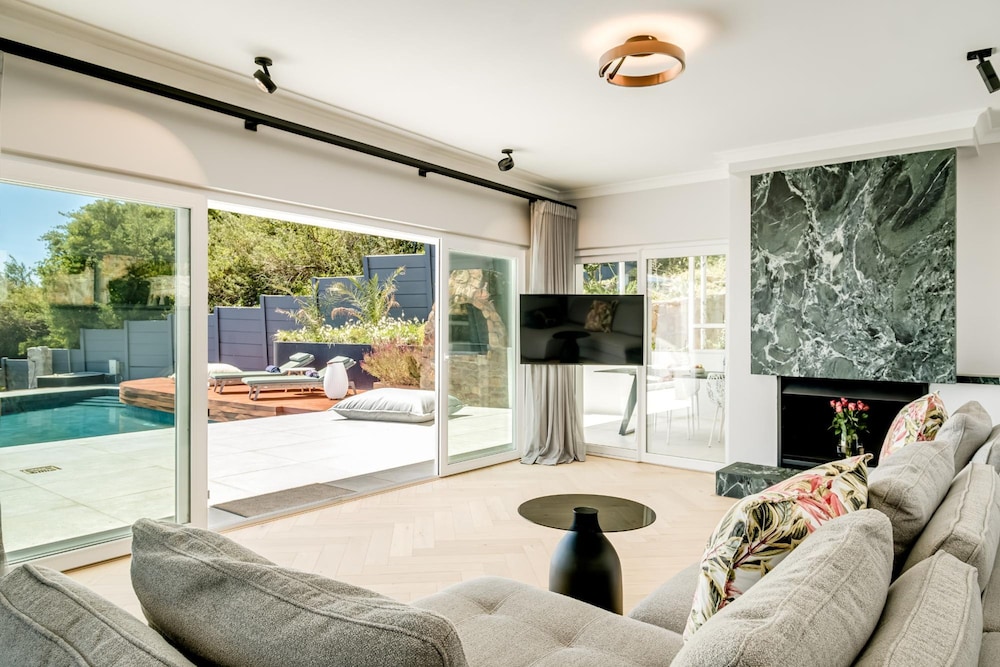 Camps Bay Villa w Pool Gym Studio Aqua Terra