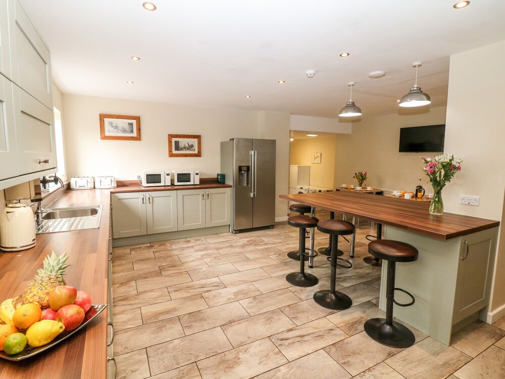 Hope Valley Vacations - Poacher's Arms - Property Image 8
