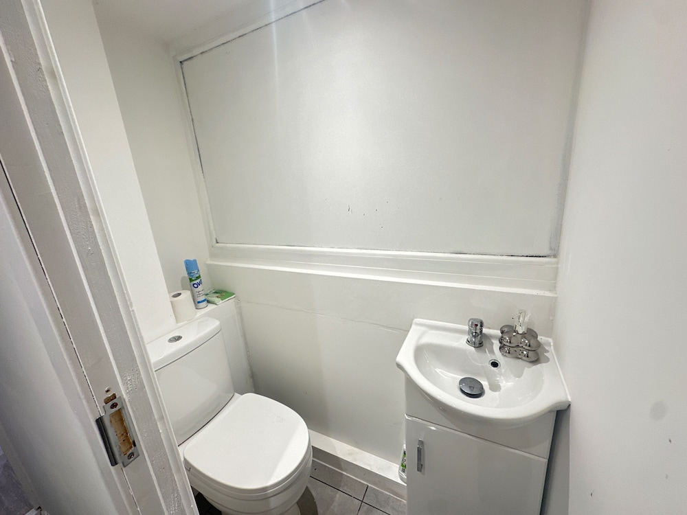 Airport House - Long Stays, Near Hospital!
