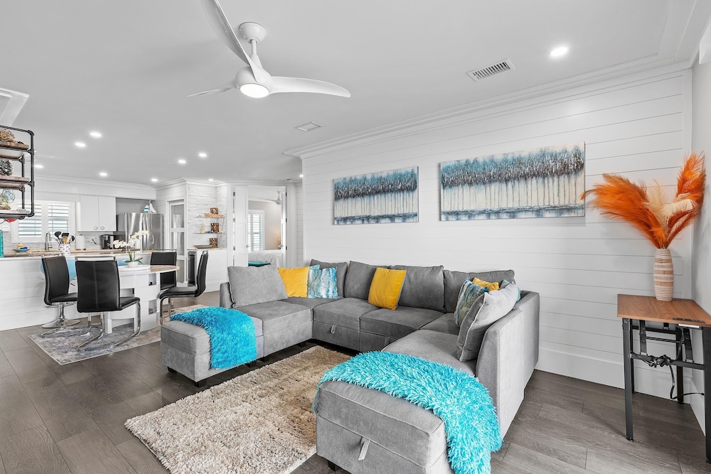 Colony Beach Club 250