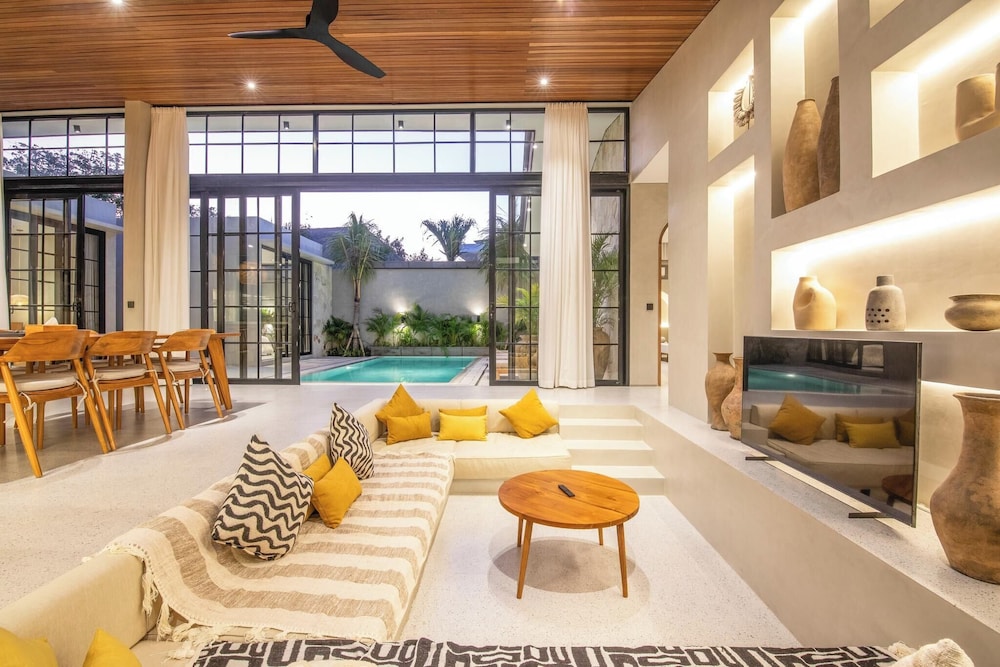 Stylish 5BR Boho Hideaway, 5 Minutes Bingin Beach