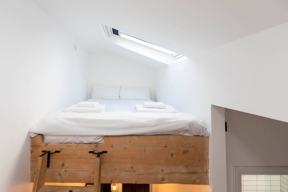 Contemporary 2 Bedroom Apartment on Columbia Road