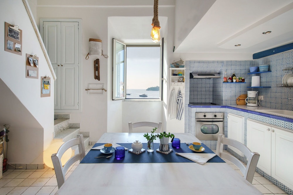 Corricella Sea Window en Procida — kitchen