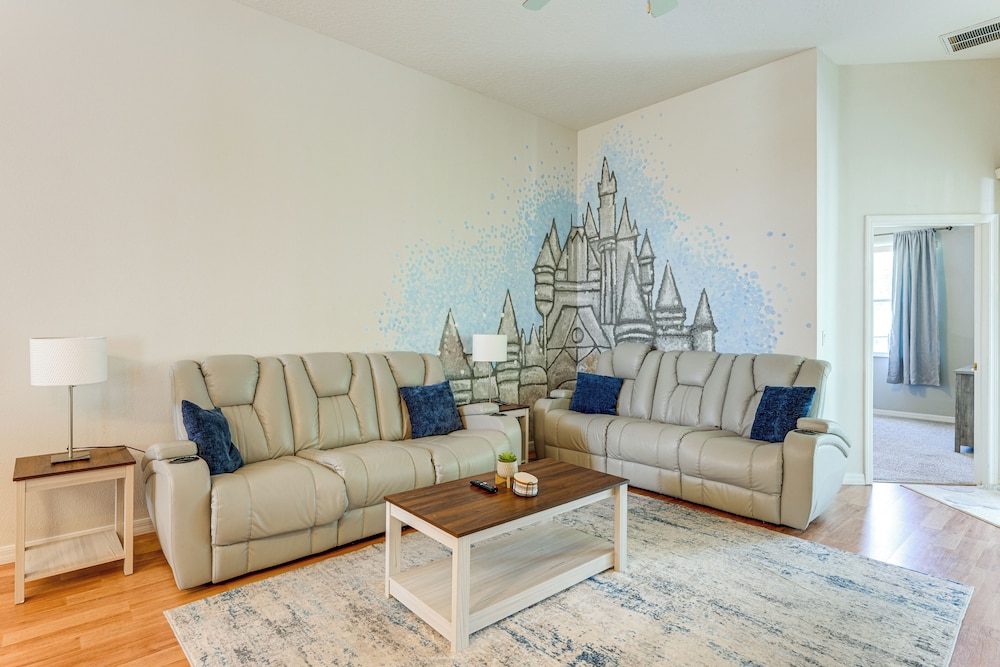 Walk to Tower Lake: Family Home in Gated Community
