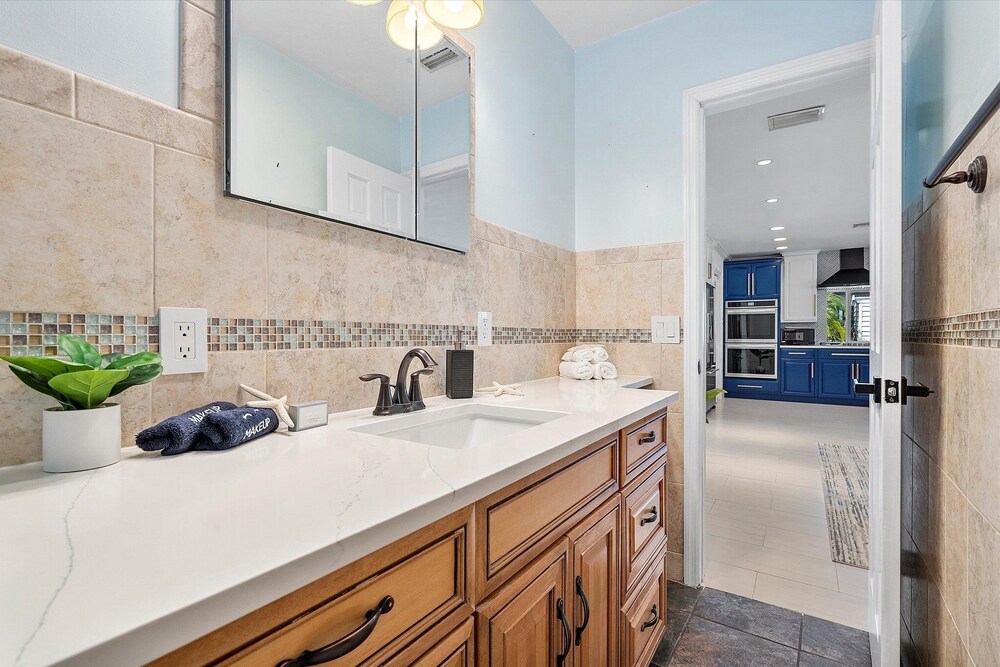 Blue Wave Retreat At Hollywood Beach 3 Bedroom Home