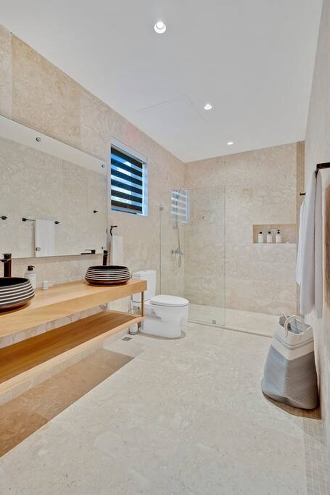 Contemporary 5 BR Luxury Golf Villa w Large Pool