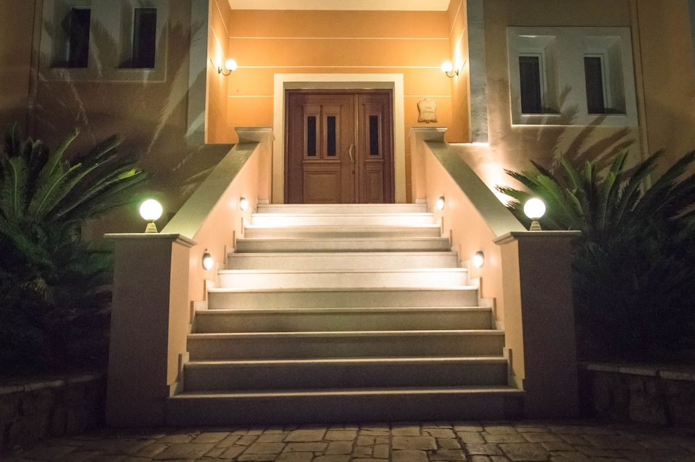 Leone Luxury Villas