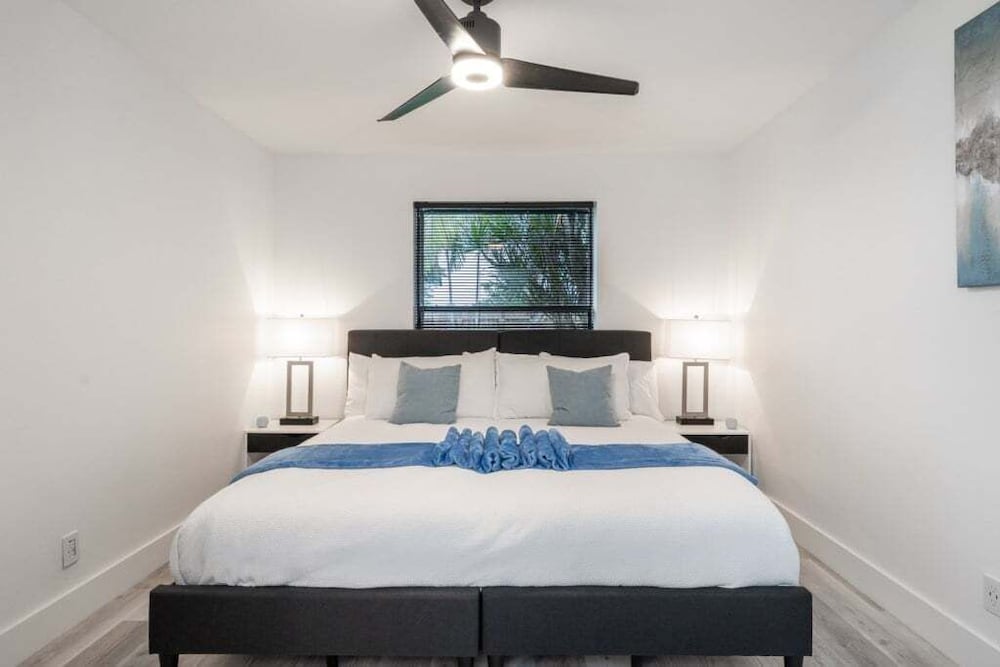 Fox Island Heated Spa- Downtown & Beach 4 Bedroom Home
