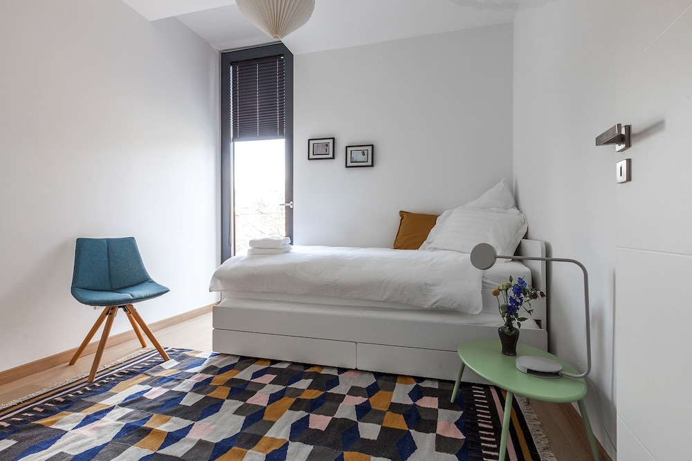 Unit 5 - Trendy Smart Home Triplex Private Garden & Parking