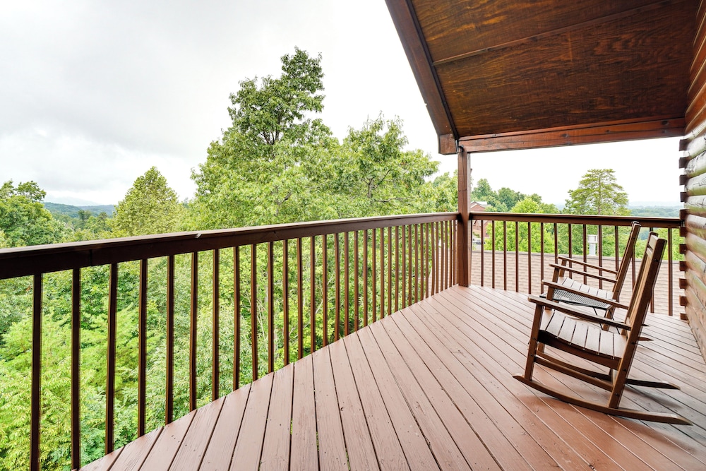 Hot Tub & Game Room: Sevierville Family Cabin!