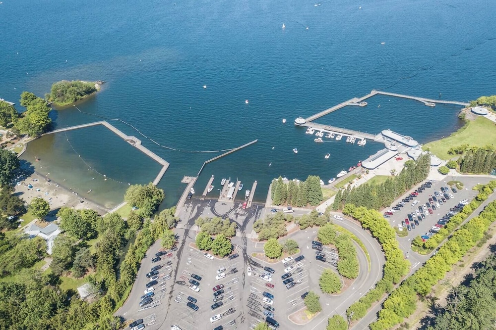 Lakeview Home in Renton, Walk to Beach, AC, Fenced
