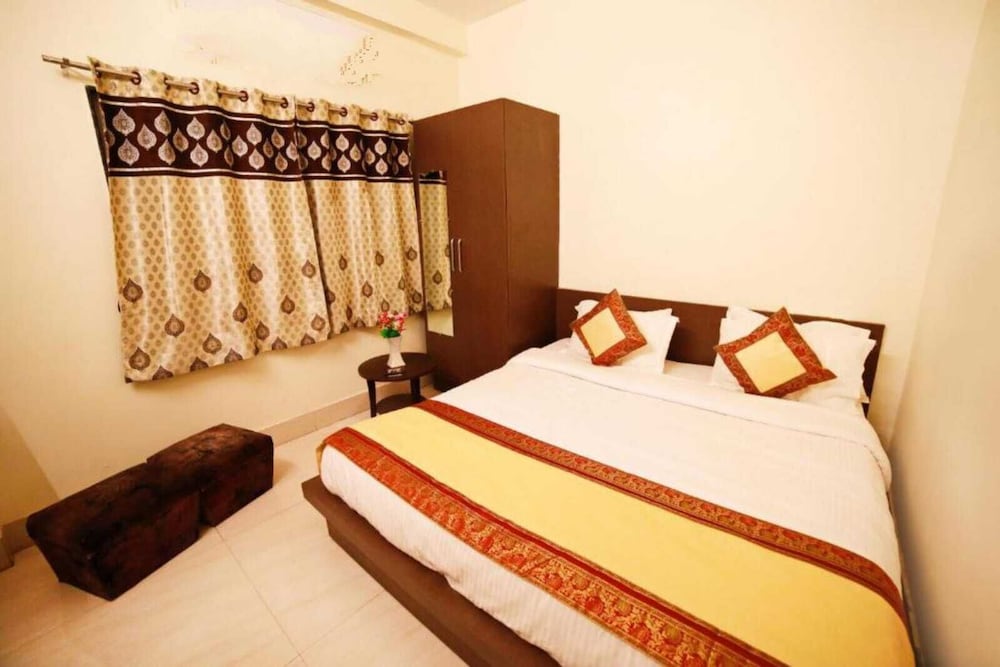 Sada Shiv Guest House near Ganga river