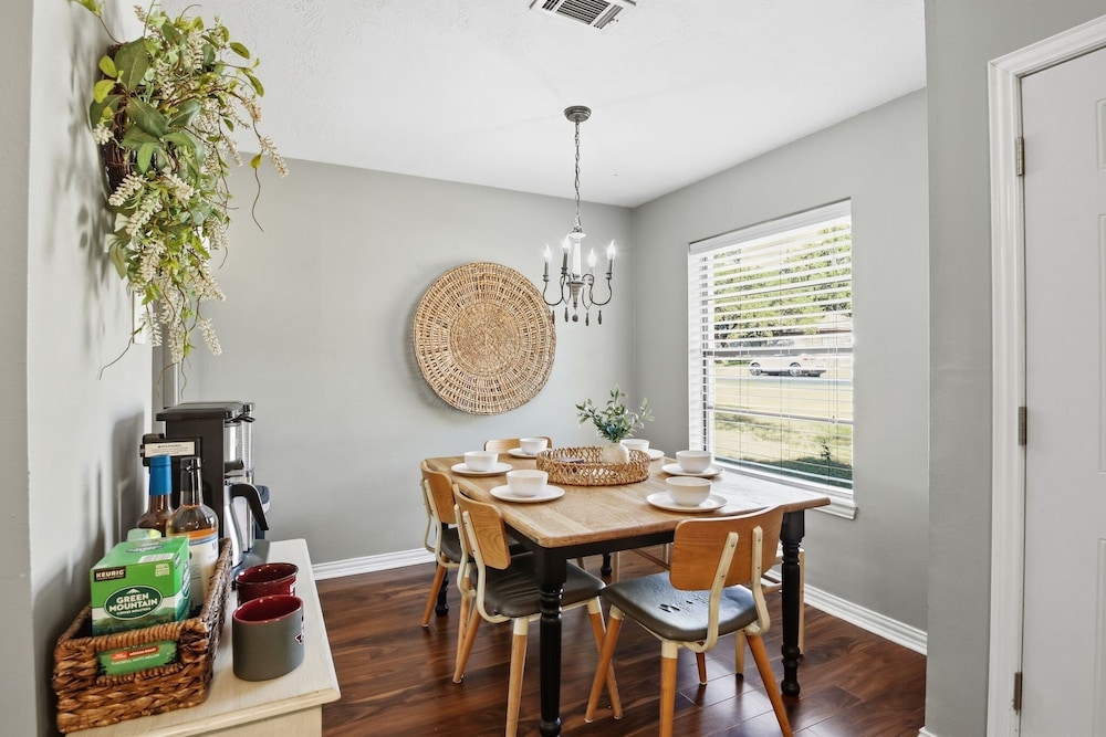 Howdy Hang Out - Cozy, Cute And Comfortable House! 2 Bedroom Home