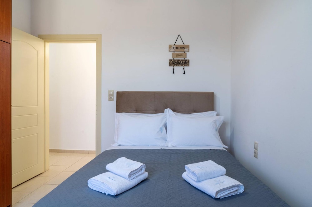 Three Waves Maisonettes Manoussos