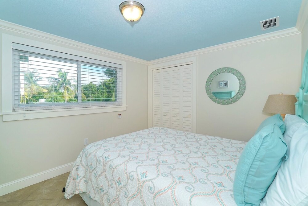 Ebb Tide 3 Bedroom Home by RedAwning