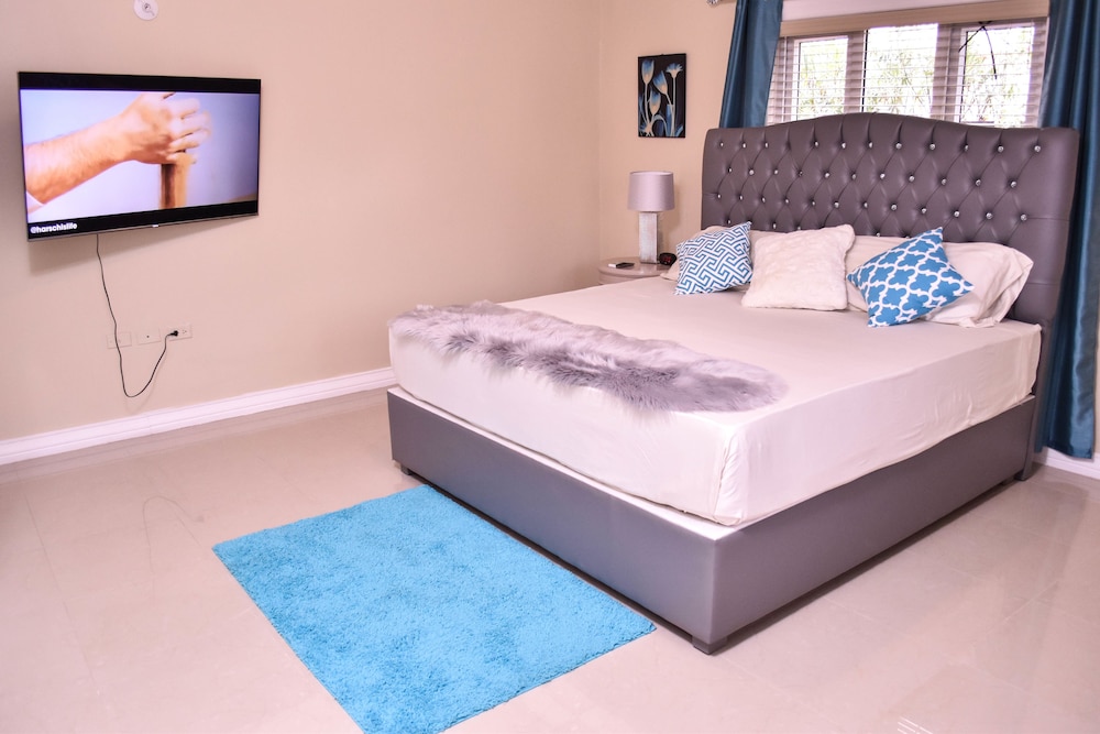 Executive Arcadia Luxury Guest Apartment view 3