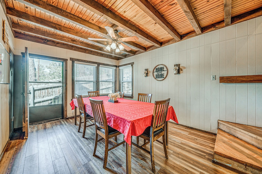 Walk to Downtown Ruidoso: Cozy Wooded Retreat