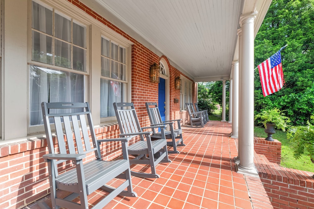Stylish 3BR Retreat w Porch and garden