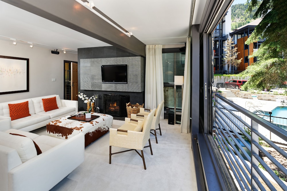 Durant Condominiums by Frias