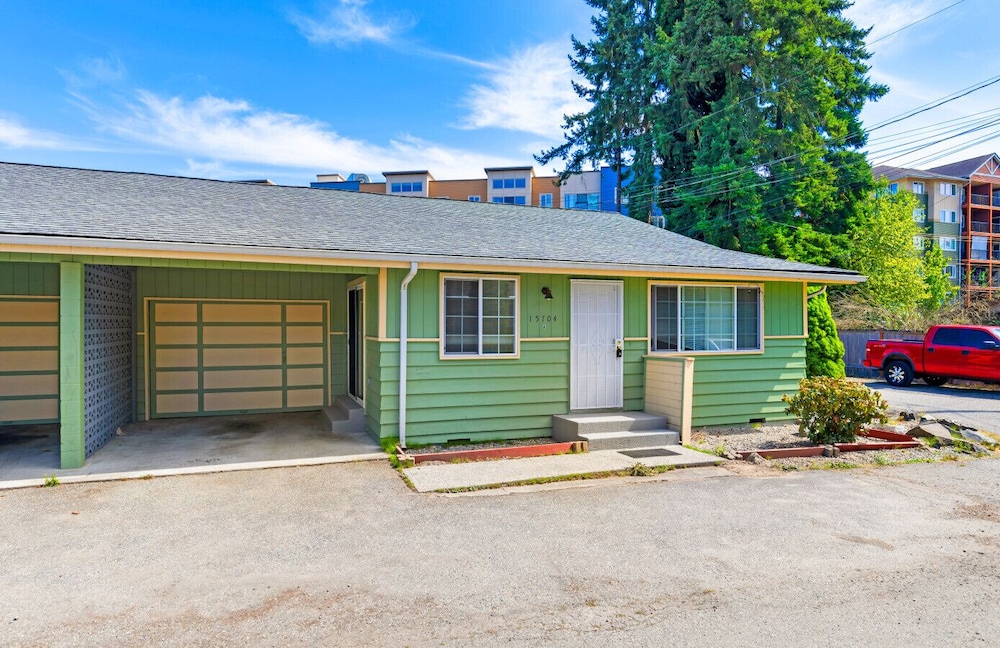 Family-friendly 2BR Home in Lynnwood w Parking
