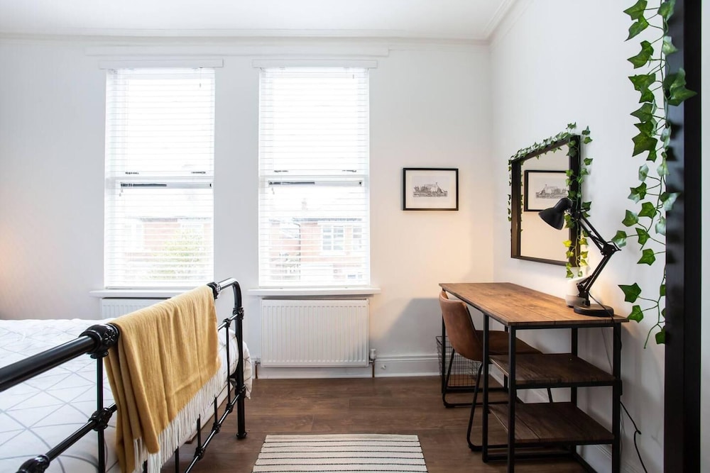 Luxurious 4-bedroom Home on Trendy Ormeau, Belfast view 4