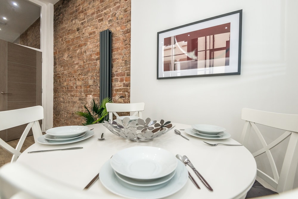 Stunning City Centre 2 Bedroom Apartments view 3