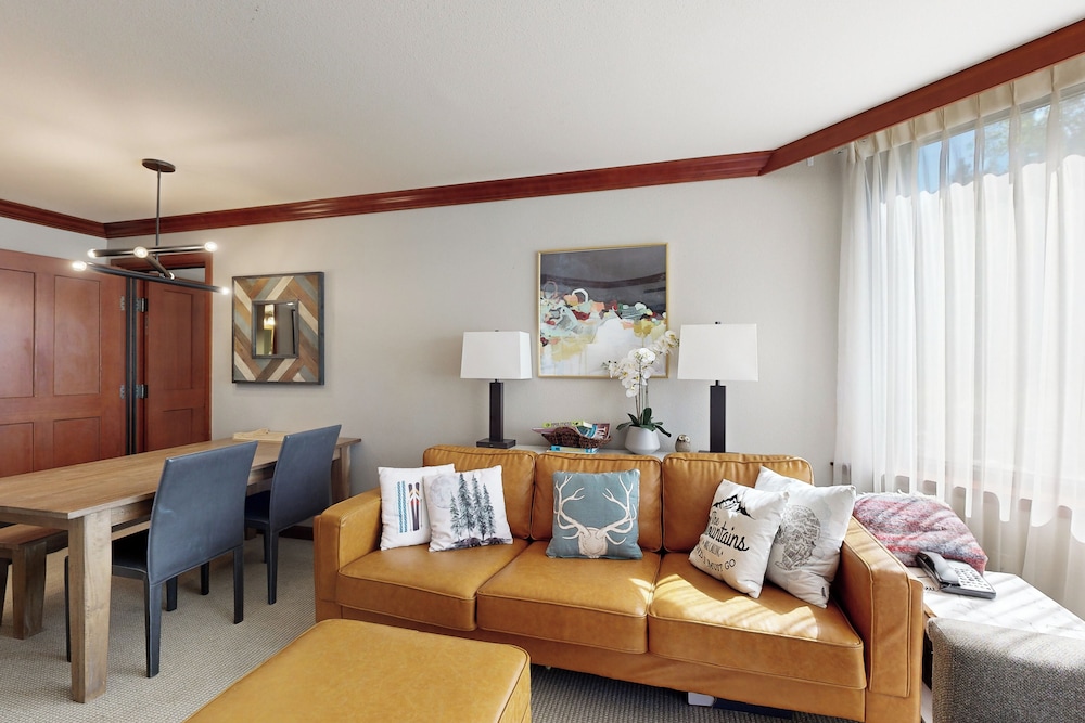 2BR Resort Condo Ski-in/ski-out, Pool, Hot Tub