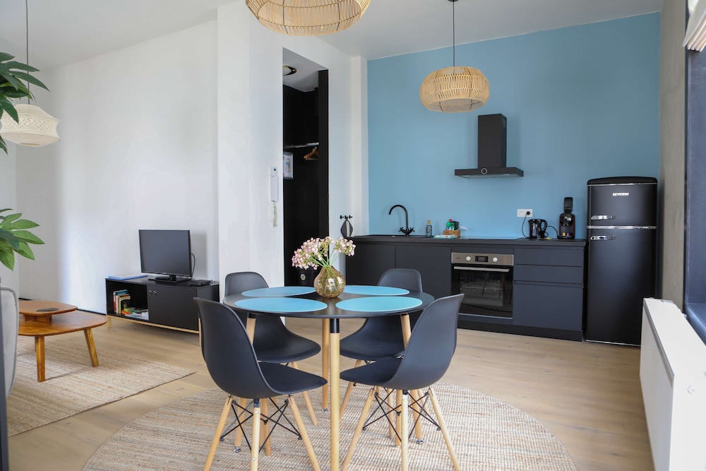 Kamiel -belle Epoque Apartment With Modern Comfort