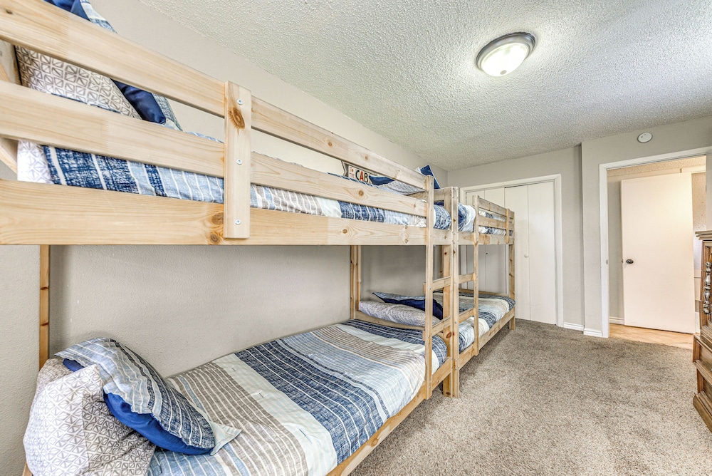 Half-mi to Midtown: Family Retreat w/ Mtn Views!