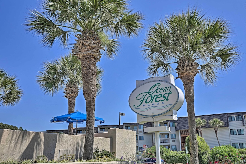 Walk to Myrtle Beach: Condo w/ Views & Pool Access