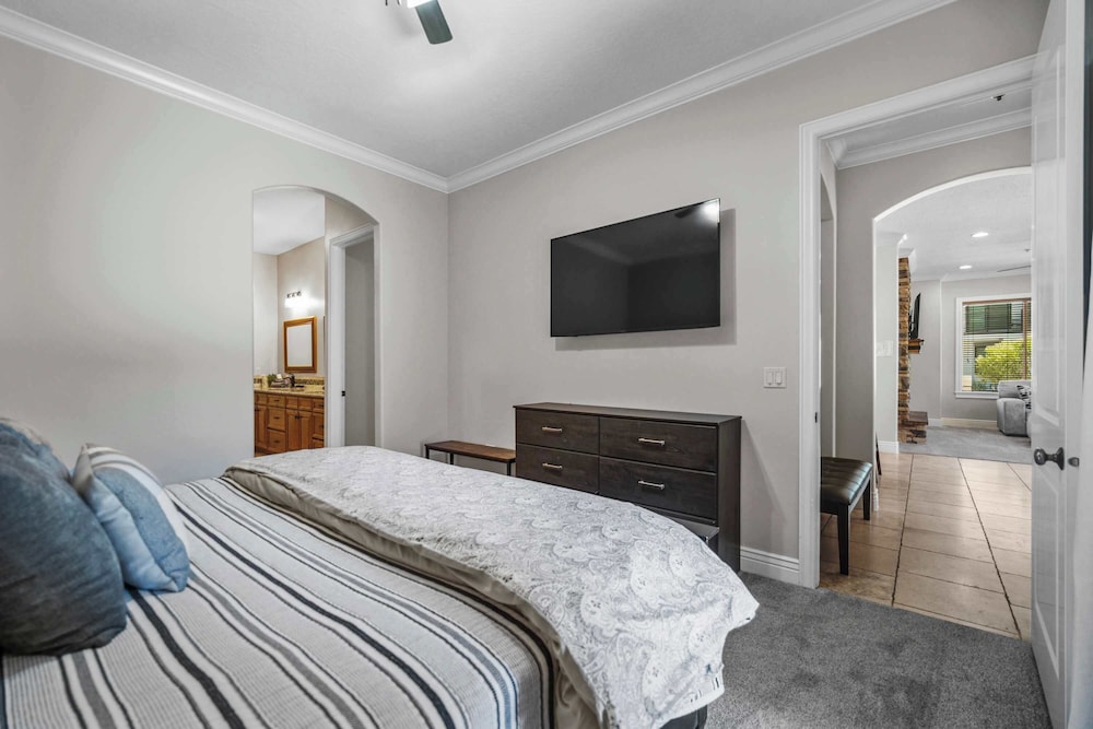 Pool Paradise for Families - Condo for 12 w/ Resort-style Amenities
