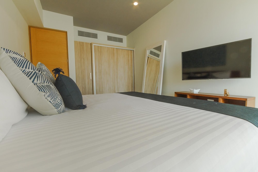 Entire Modern Apartment 2 min Walk to the Beach Private Rooftop Pool view 3
