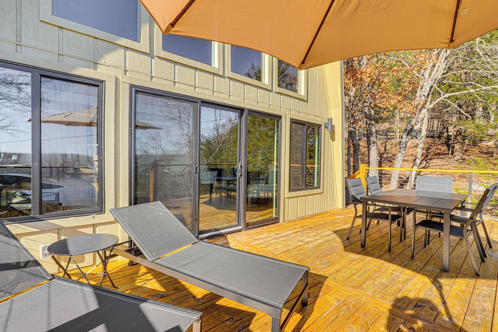 Fish, Swim & Kayak: Spacious Beaver Lake Home!