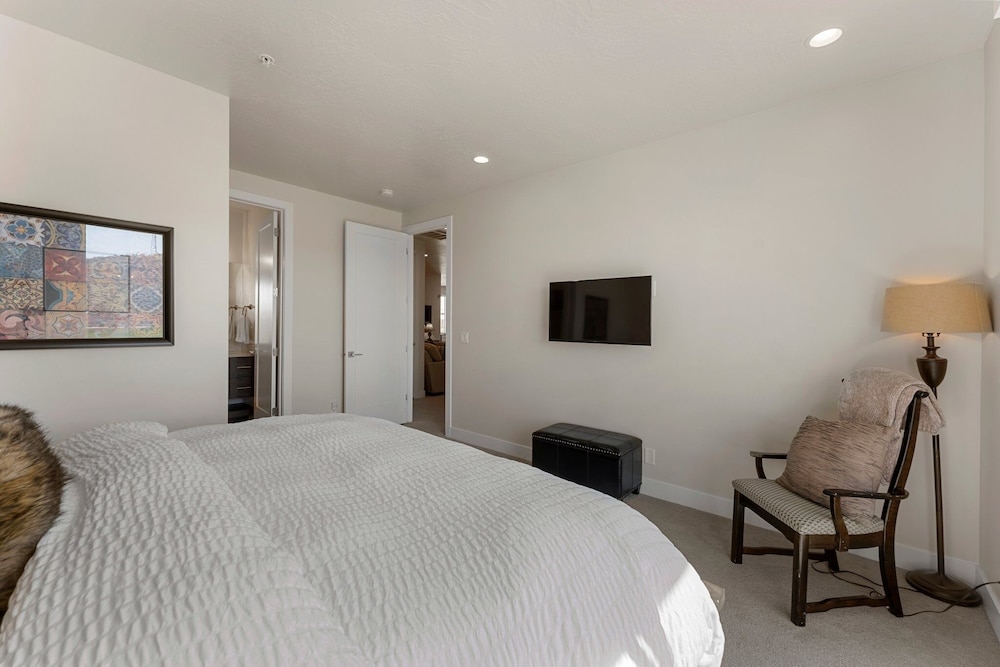 Coral Rock Vista 8 Bedroom Townhouse