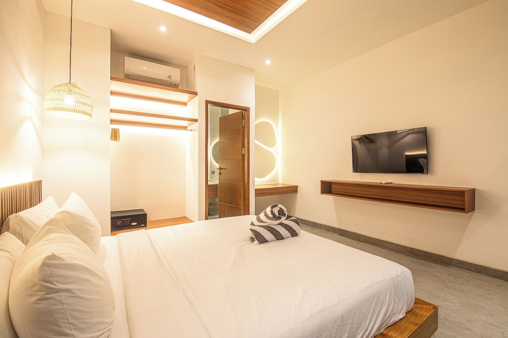 Elegant 5BR Canggu Villa 400m to Pristine Beach