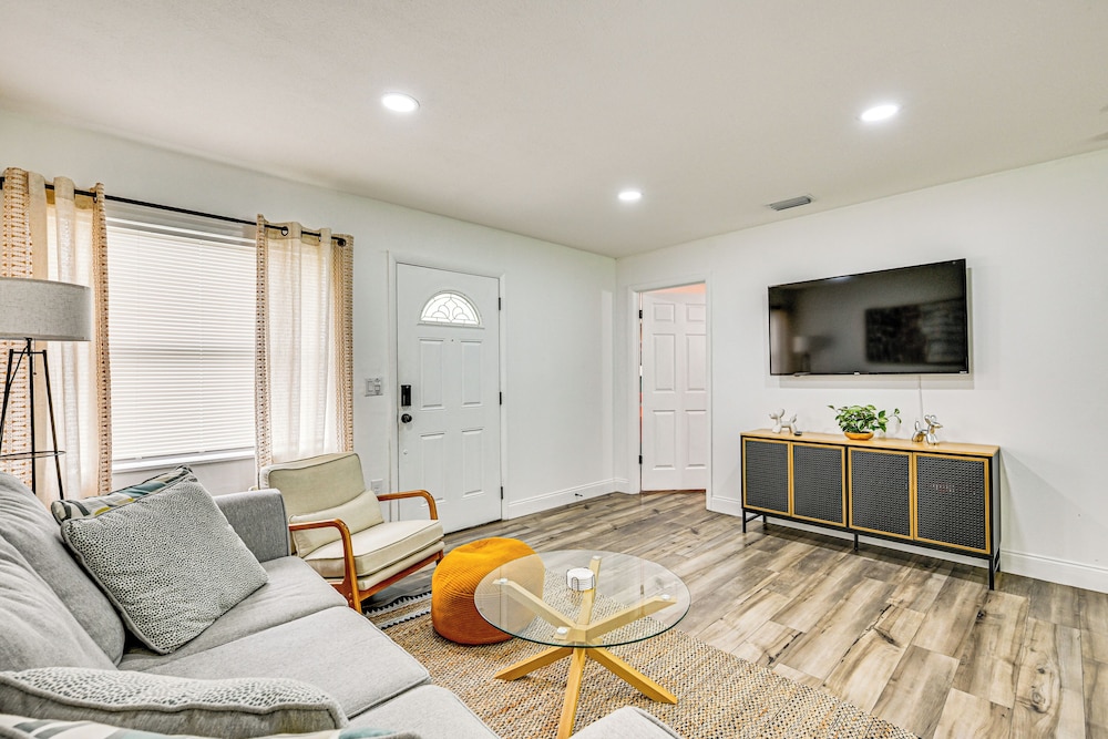 1 Mi to Busch Gardens: Modern Home w/ Private Yard