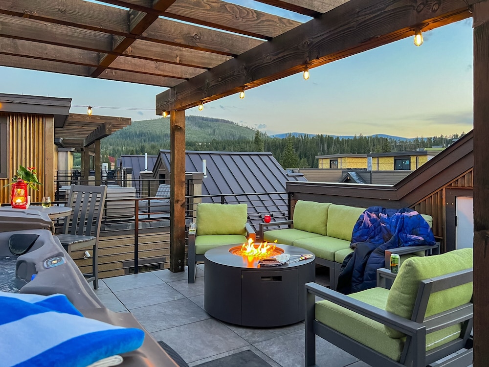Rock N Stars Chalet 4 Bedroom Townhouse by RedAwning view 4