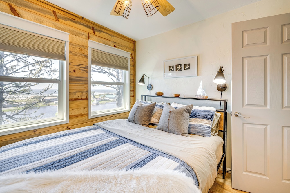 Walk to Winema Road Beach: Home w/ Hot Tub!