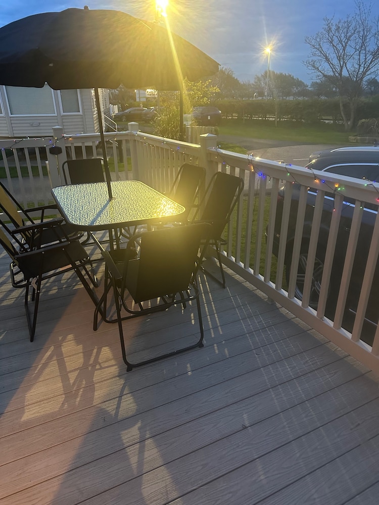 3 Bed Caravan - Sleeps 6 - Pets - 5 min to Beach