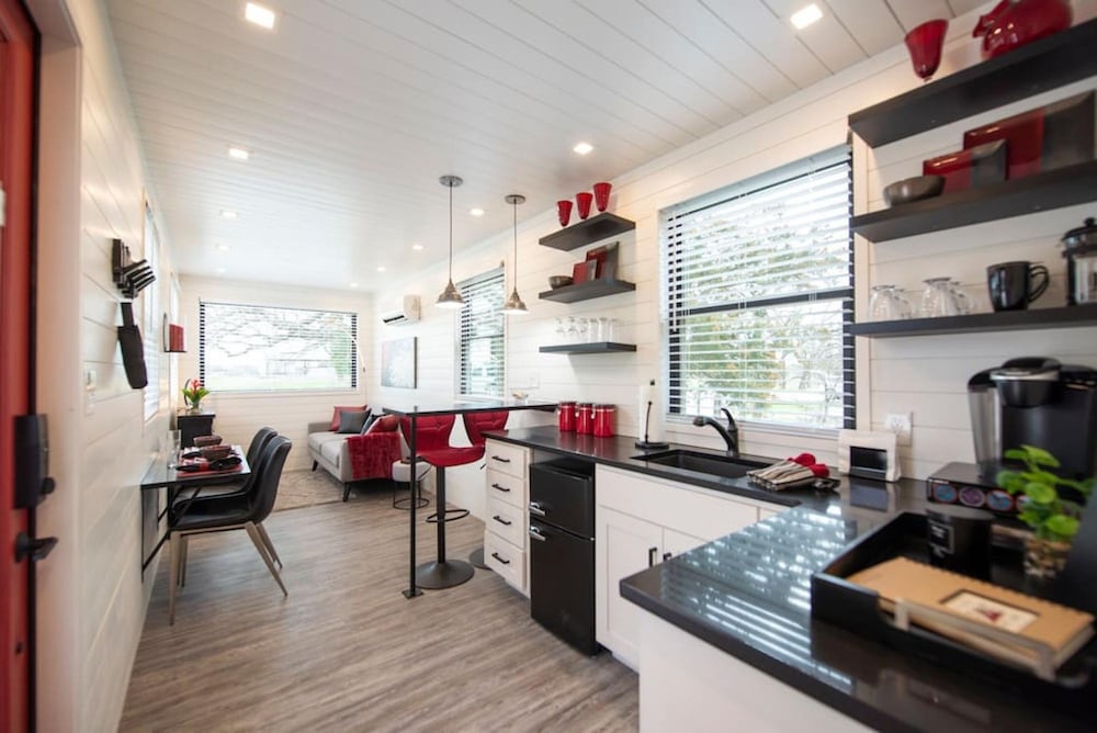 The Merlot - Unique Container Home Near Waco Attractions view 4
