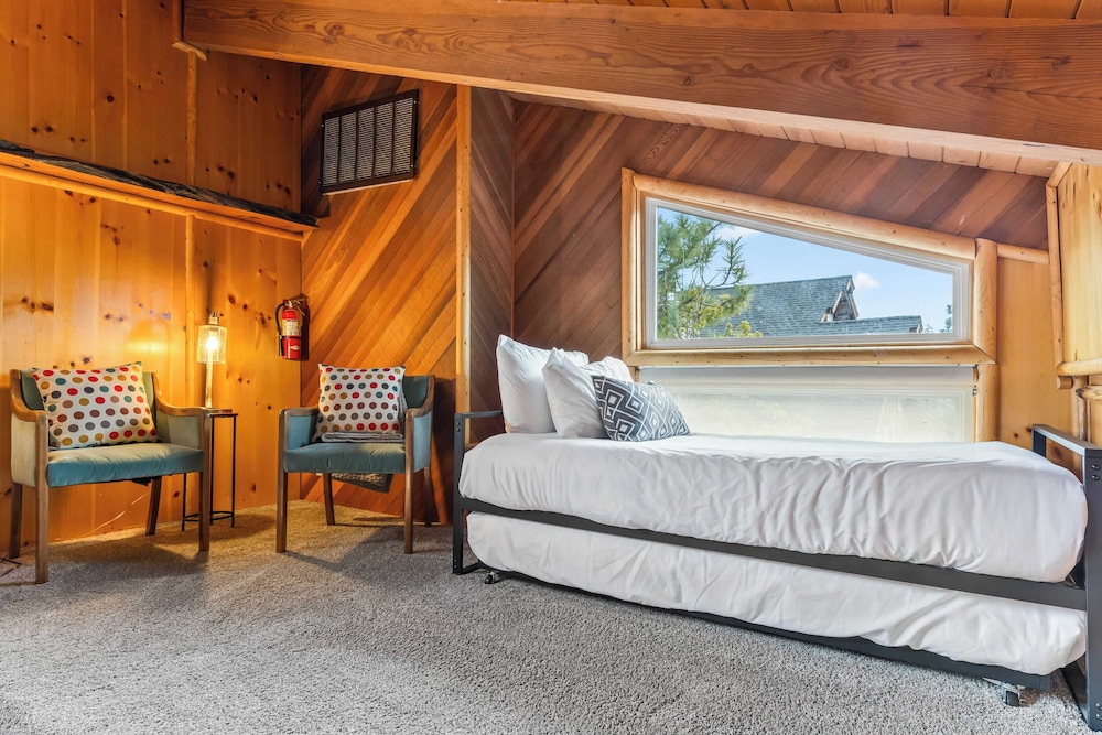 Scenic North Shore Stay w/ Games, Near Snow Summit Lakeview Lodge by Avantstay