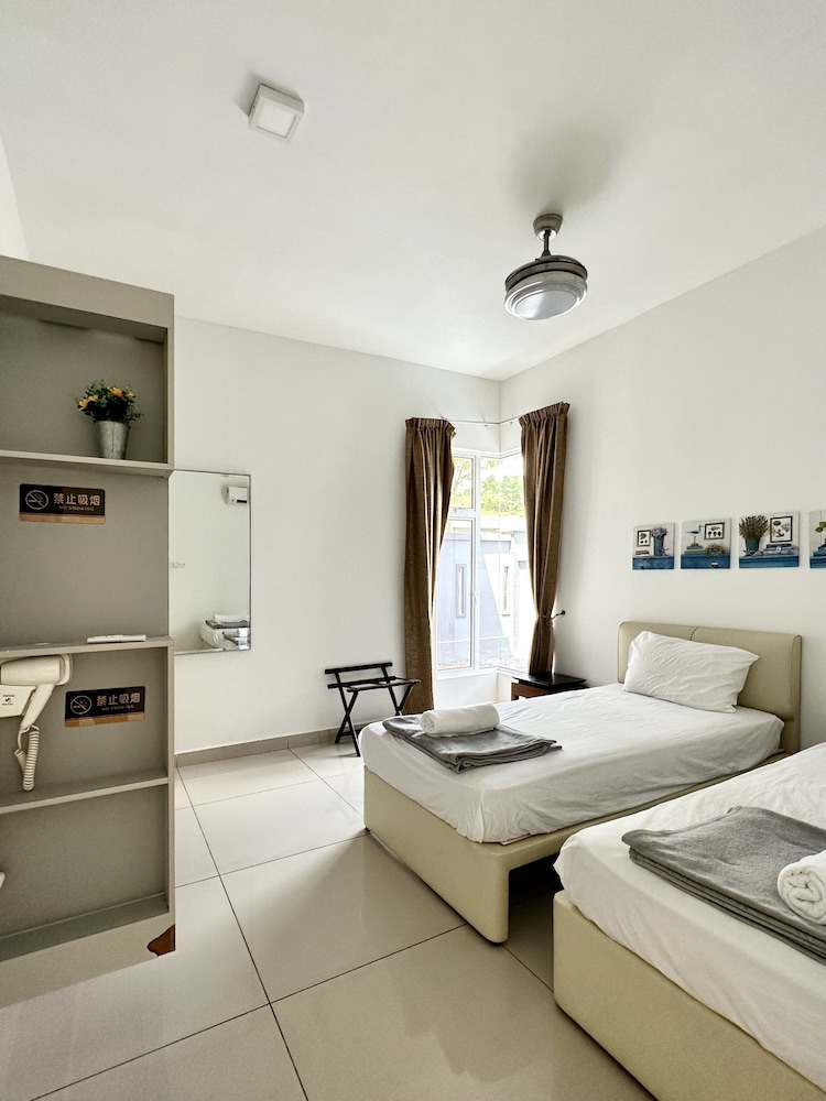 Lux Desaru Villa