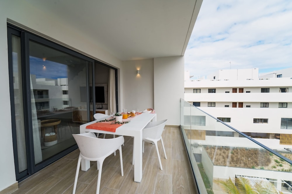 4 Bedroom Beach Penthouse w Private Rooftop