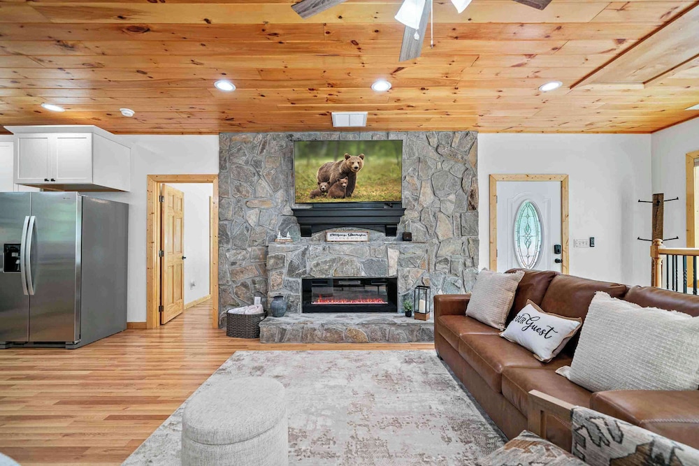 New Listing - Luxurious Mountain Home for 8 With Amenities
